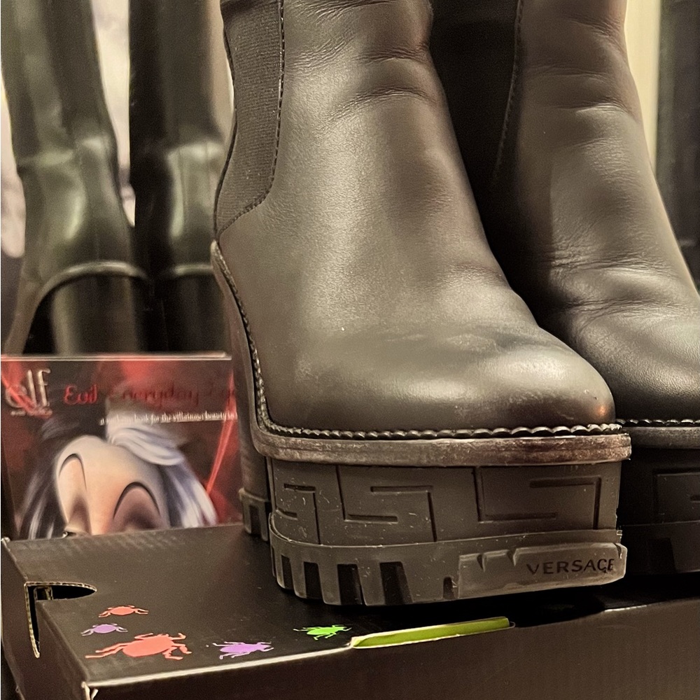 🖤♥️🤎💜💙💚Authentic Versace Greta Boots ! SERIOUS INQUIRIES ONLY